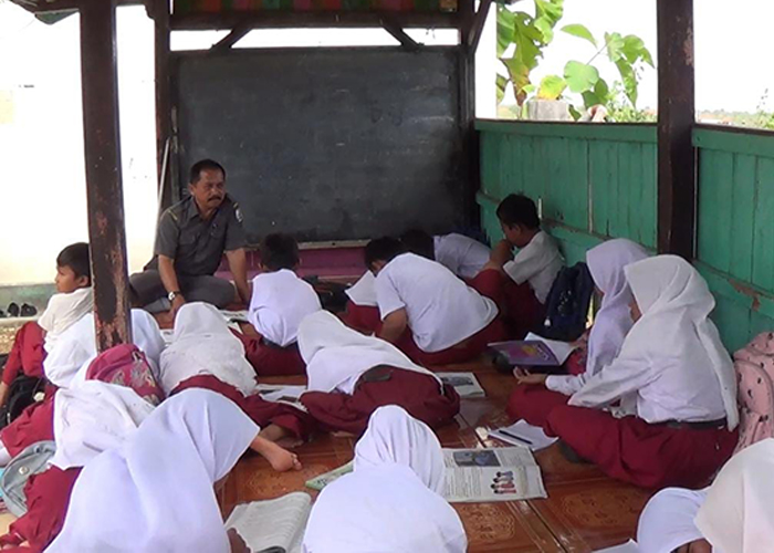 MENGUNGSI: Siswa SDN Sokobanah Tengah 2 menumpang KBM di lingkungan TK An-Nur.