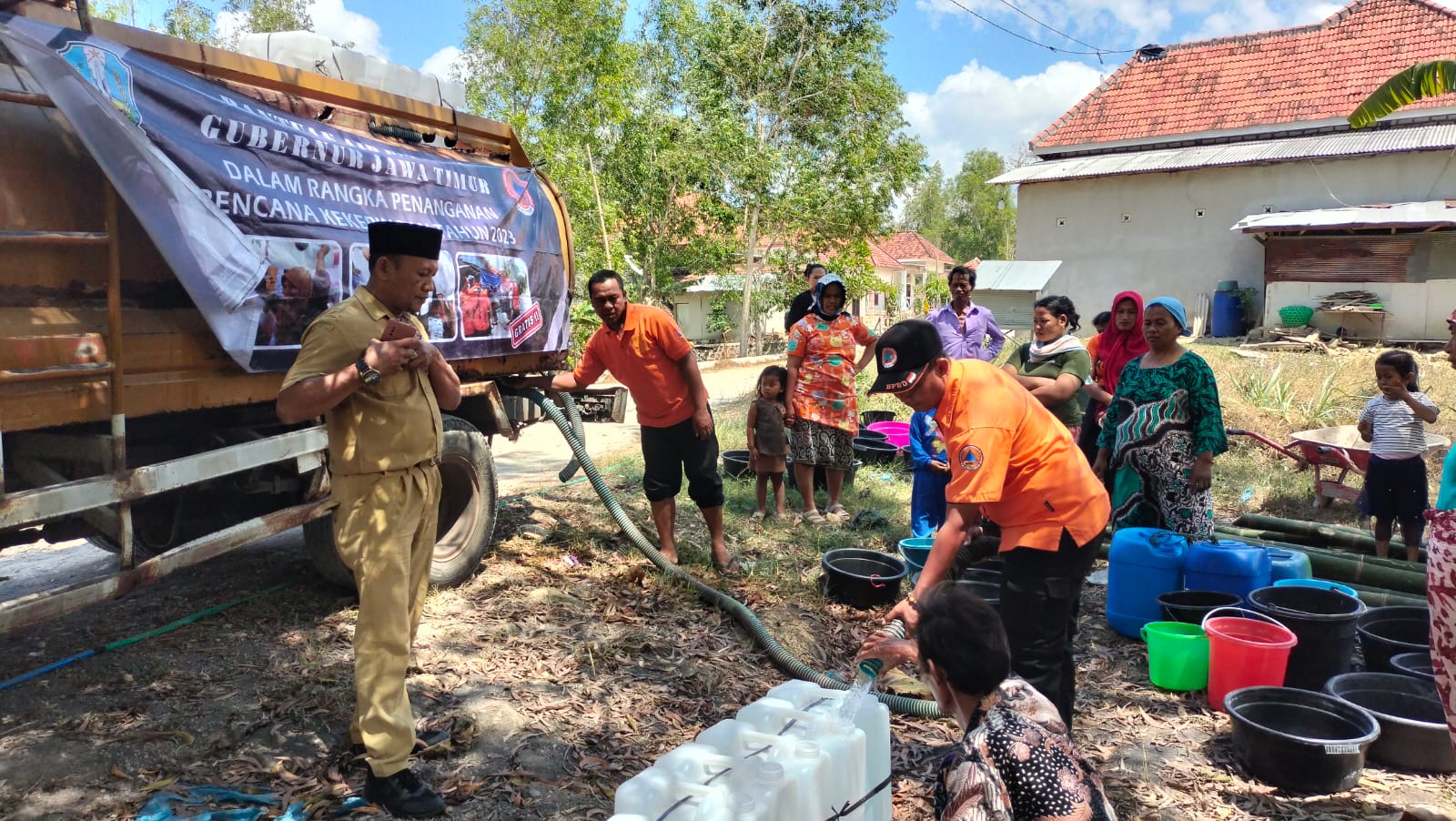 SALUR: Warga mengantre air bersih di Desa Gunung Rancak, Kecamatan Robatal, Selasa (22/8). (IMAM UNTUK JPRM)