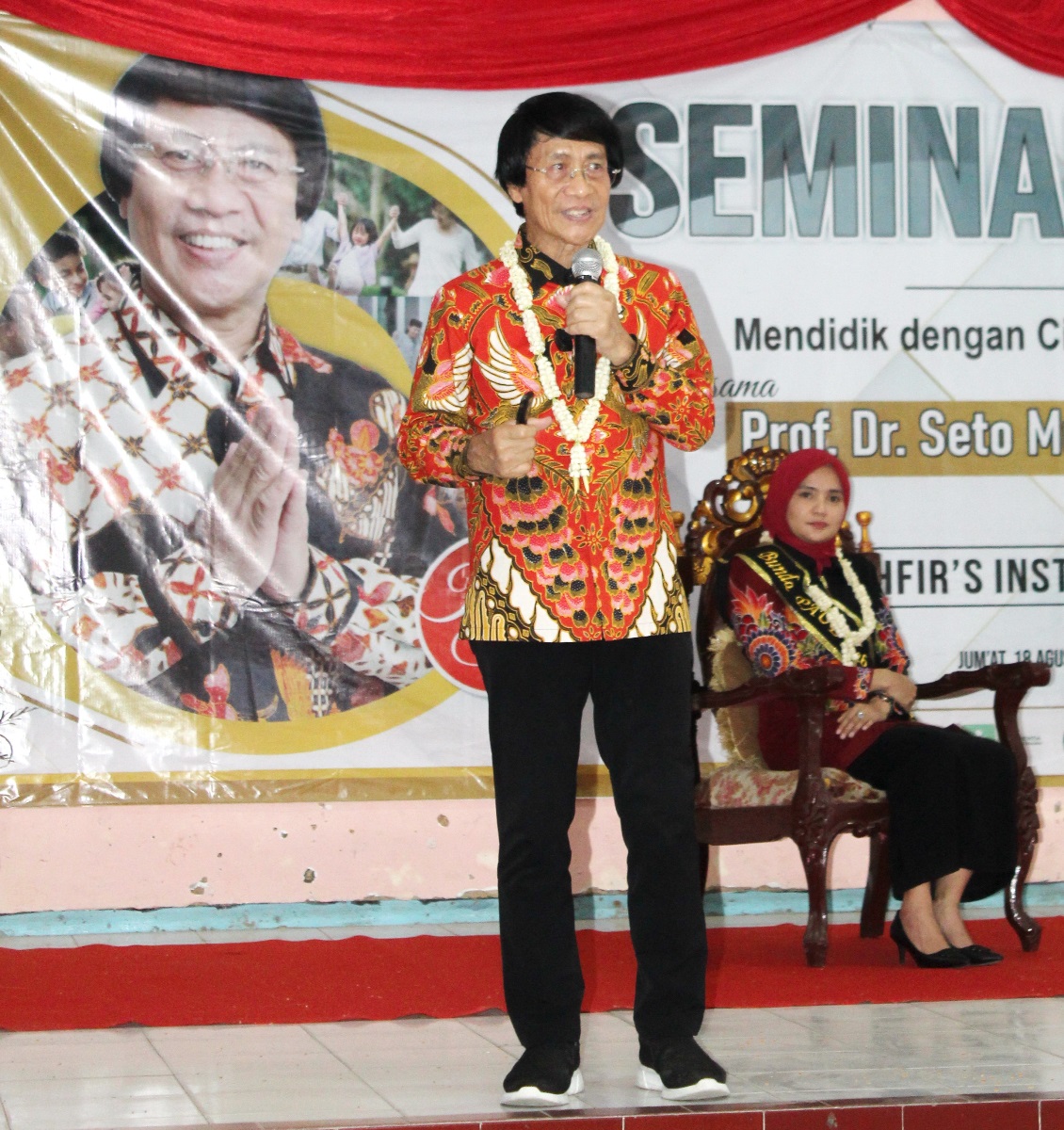 SAYANG ANAK: Ketua Umum LPAI Prof Dr Seto Mulyadi bersama Bunda PAUD Sumenep Nia Kurnia Fauzi menjadi pembicara seminar nasional di Gedung Ki Hajar Dewantara, Sabtu (19/8). (HERIVIYA YUVI/JPRM)