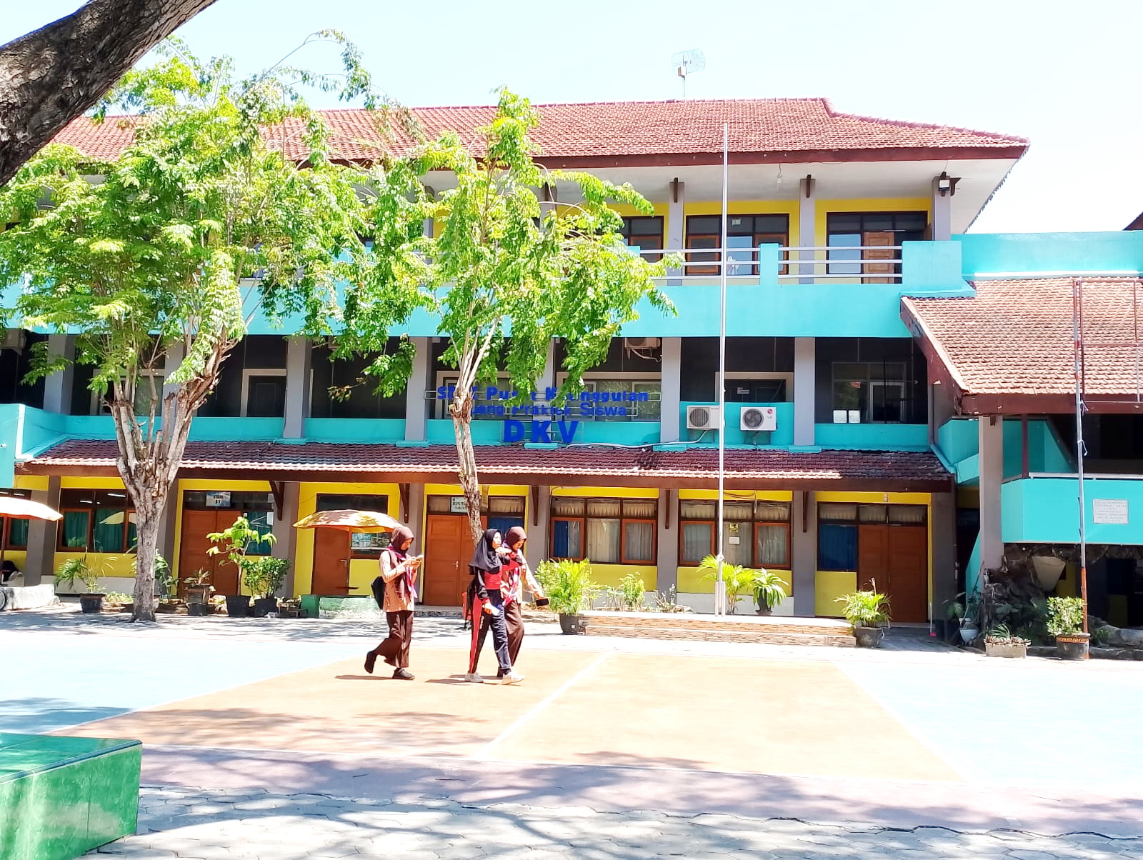 PULANG SEKOLAH: Siswa SMKN 3 Pamekasan berjalan di halaman sekolah Jumat (25/8). (UBAIDILLAHIR RA&rsquo;IE/JPRM)