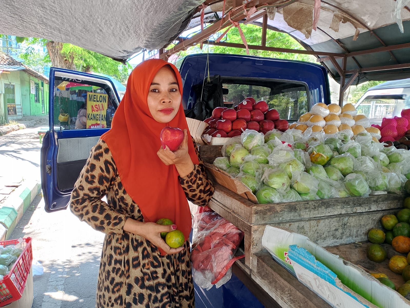 SEGAR: Pedagang menunjukkan buah yang bagus untuk dikonsumsi dan baik untuk kesehatan di Jalan Mesigit, Monumen Arek Lancor, Pamekasan, kemarin. (UBAIDILLAHIR RA&rsquo;IE/JPRM)