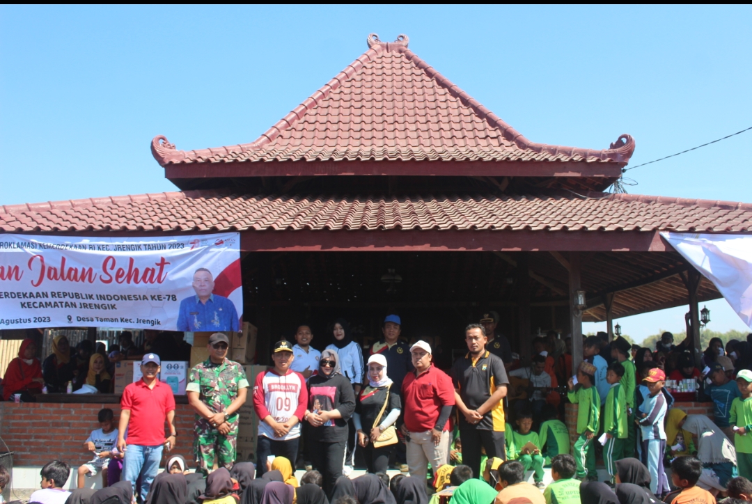 KOMPAK: Camat Jrengik Zaiful Muqaddas bersama Forkopimcam berfoto di depan peserta JJS di Wisata Sawah, Sabtu (26/8). (MOH. IQBAL AFGANI/RadarMadura.id)