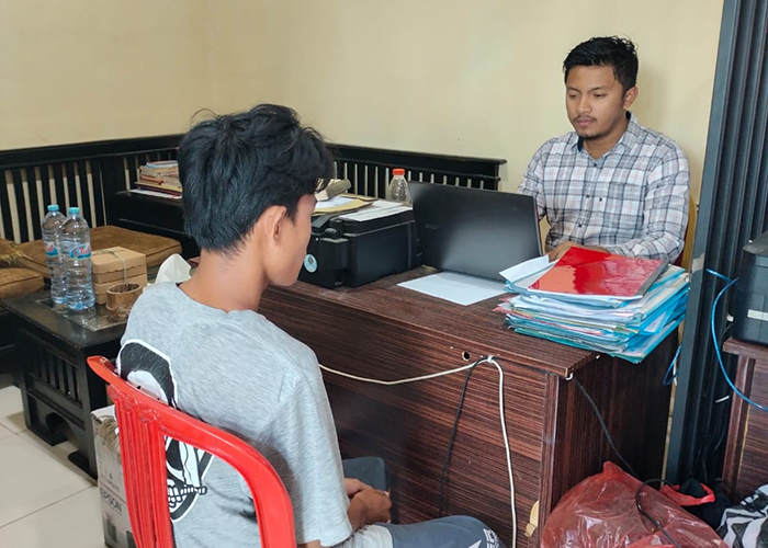 TERTUNDUK: Penyidik Polres Sampang meminta keterangan salah satu pelaku pencabulan yang terjadi di Desa Sejati, Kecamatan Camplong, Jumat (26/8). (HUMAS POLRES SAMPANG UNTUK JPRM)