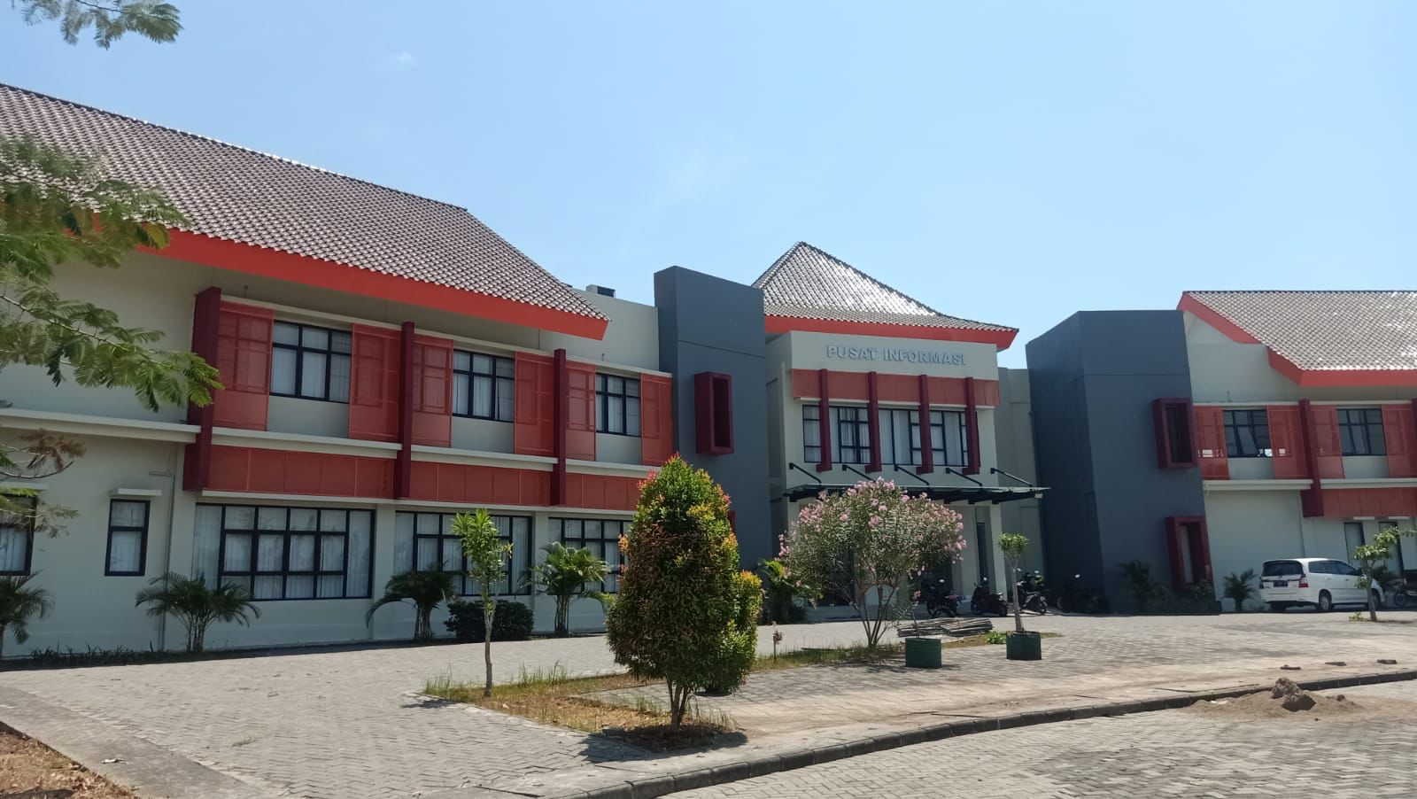 ASRI: Suasa di dalam komplek res area KKJSM terlihat bersih dan tertata, Minggu (27/8).