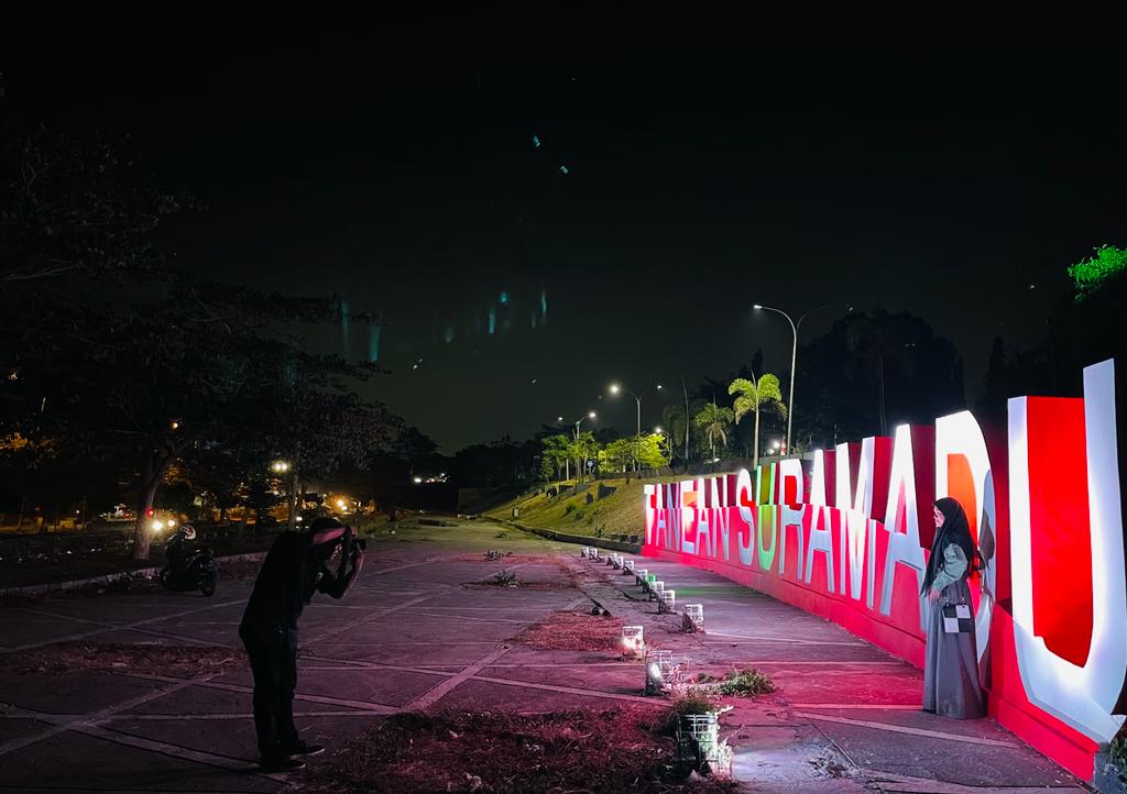 WARNA-WARNI: Pengunjung sedang mengabadikan foto di Tanean Suramadu pada Sabtu (26/8).