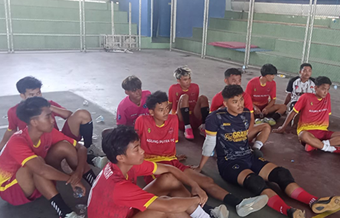 PUNYA SEMANGAT: Pemain futsal Sampang seusai menjalani laga persahabatan di GOR Sampang pekan lalu. (AFKAB PSSI SAMPANG UNTUK JPRM)