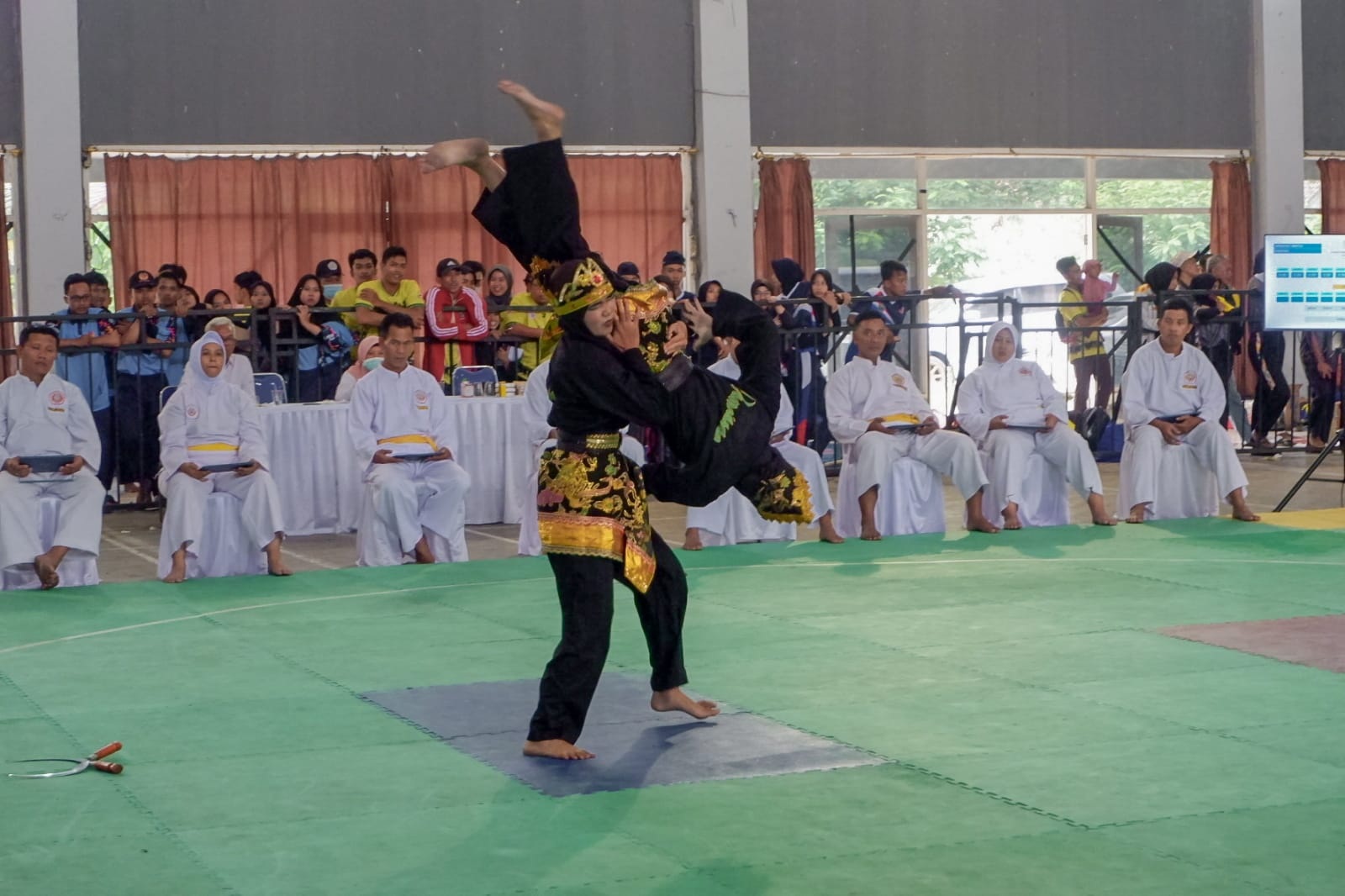 TERLATIH: Atlet Ipsi Pamekasan mengikuti porprov VIII di auditorium Universitas Darul Ulum, Jombang, Jumat (25/8). (IPSI UNTUK JPRM)