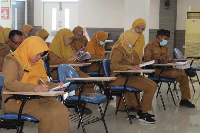 FOKUS: Pegawai di lingkungan RSUD Syamrabu Bangkalan menjalani asesmen psikologi di lantai 4, Senin (28/8). (Vivin Agustin Hartono/JPRM)
