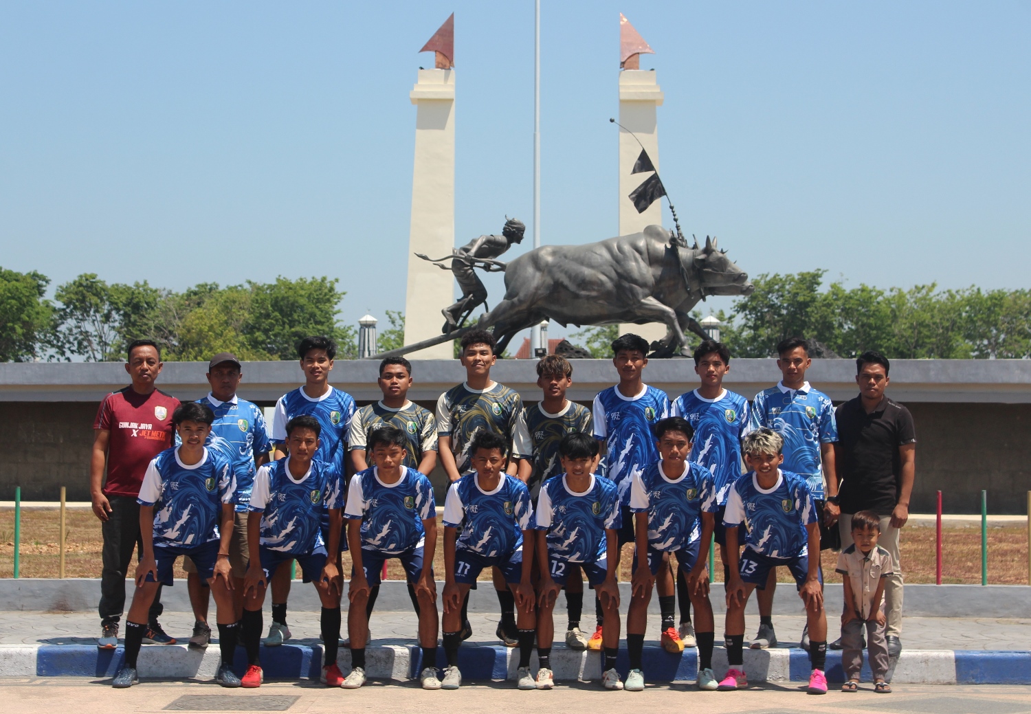 DILEPAS: Atlet futsal berfoto bersama didampingi Ketua Askab PSSI Sampang Muhammad Faruk dan Ketua Afkab Munawar di Alun-Alun Sampang Minggu (27/8). (MOH. IQBAL AFGANI/JPRM)