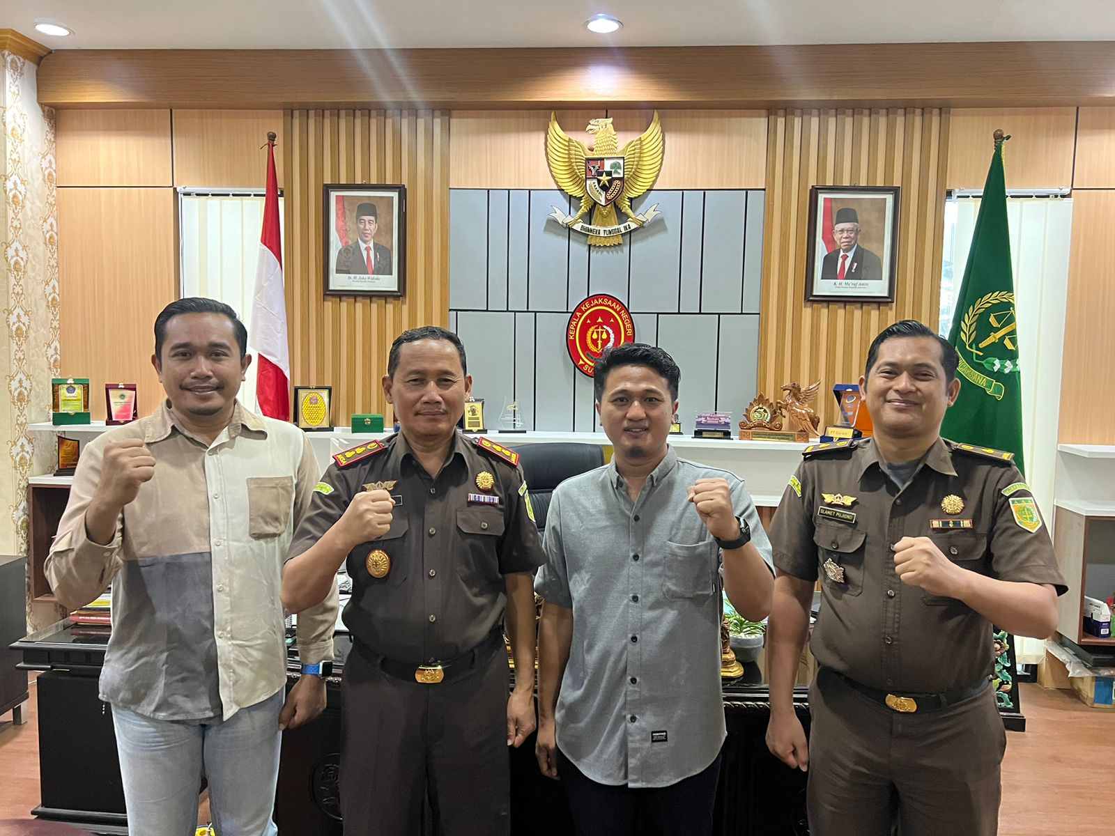 BERSINERGI: Dari kiri, Wakabiro JPRM Sumenep Hendra Apri Purwadi, Kajari Sumenep Trimo, Kabiro JPRM Sumenap Dafir, dan Kasidatun Slamet Pujiono berfoto bersama, Senin (28/8). (MOH IQBAL/JPRM)
