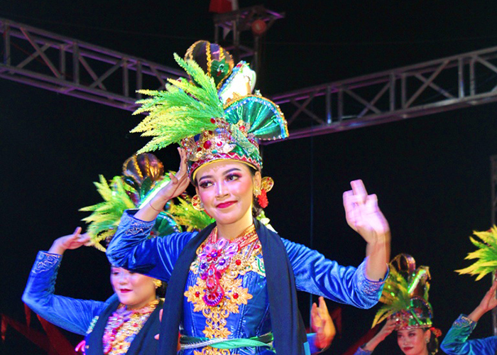 EKSOTIS: Penari asal daerah Tapal Kuda tampil dalam pembukaan Madura Culture Festival pada Sabtu (26/8) malam. (ERWIN MAULYDIN MAASBAH/JPRM)