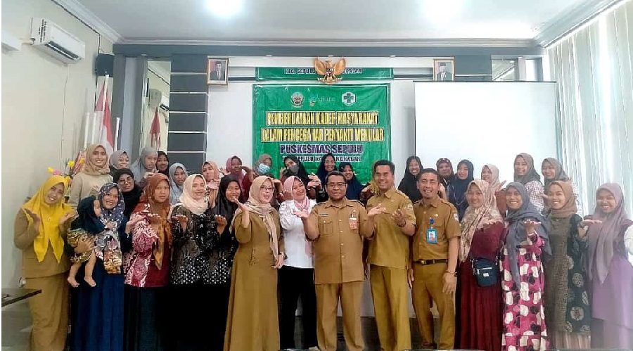 PENINGKATAN SDM: Kepala Puskesmas Sepulu, Bangkalan, Slamet Fitriady (tengah, berkacamata) berfoto dengan para kader kesehatan setelah kegiatan pemberdayaan, Senin (28/8). (PUSKESMAS SEPULU UNTUK JPRM