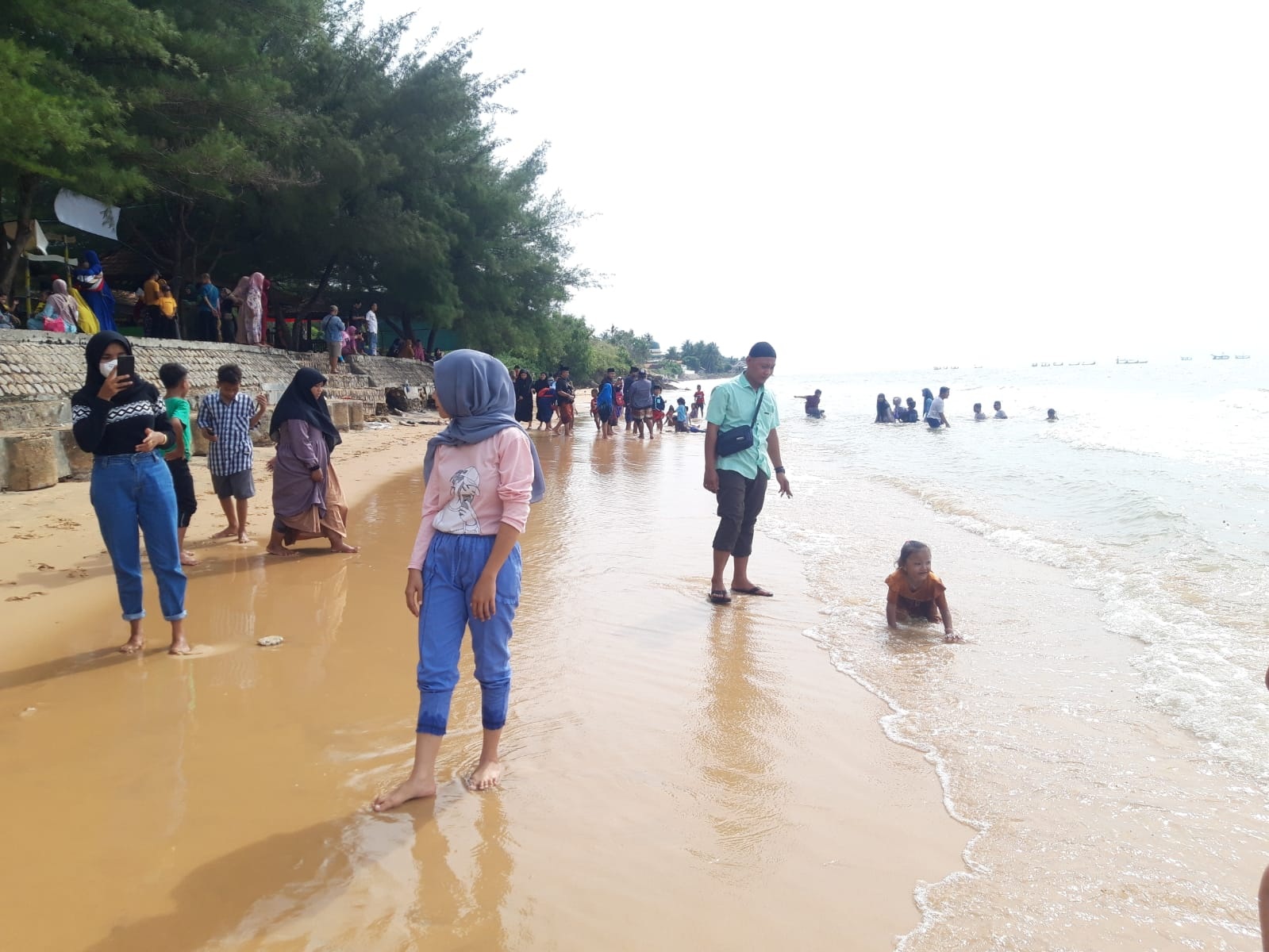 WISATA ALAM: Wisatawan lokal berlibur di Pantai Slopeng, Kecamatan Dasuk, Sumenep, beberapa waktu lalu. (DOKUMEN JPRM)