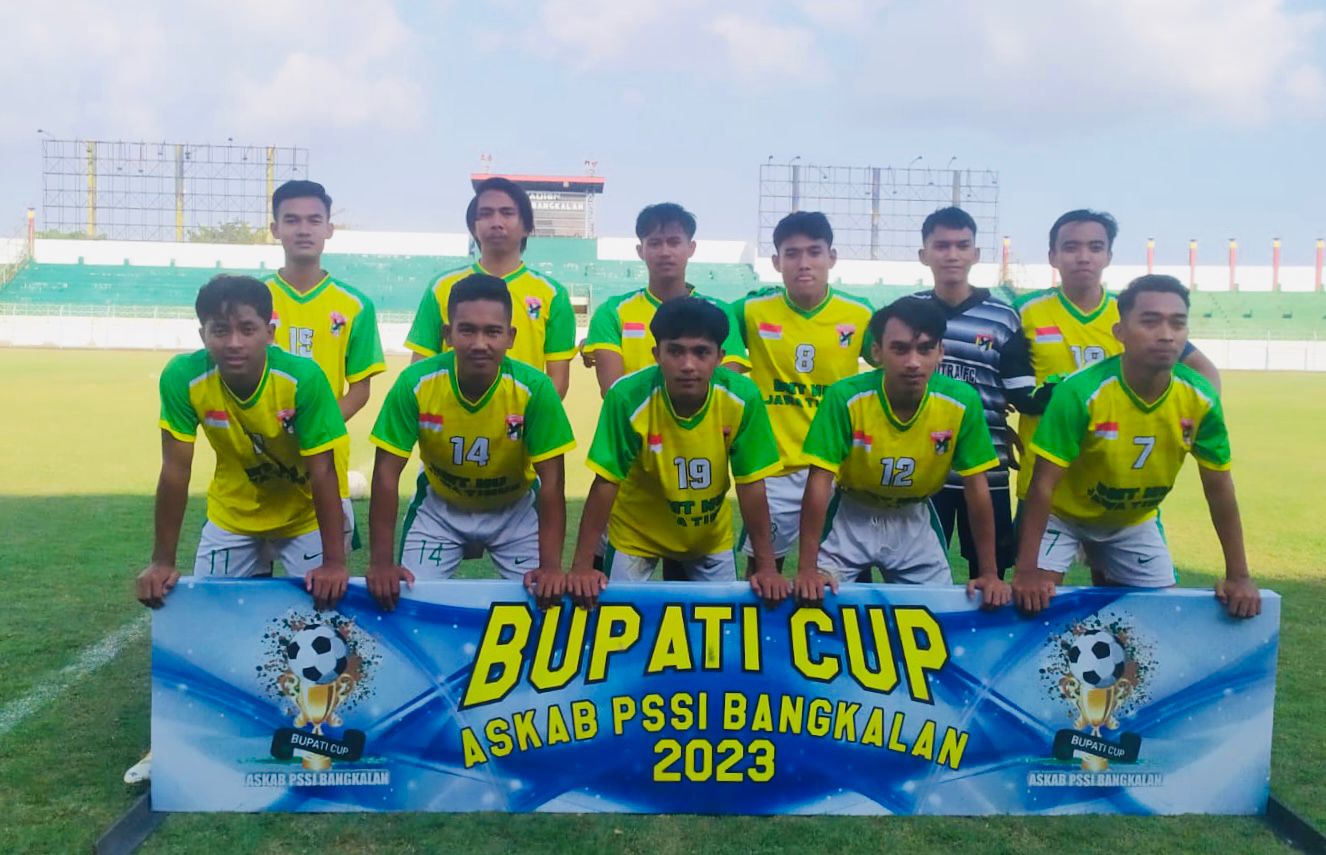 KOMPAK: TM Putra 1180 berfoto bersama sebelum laga final dimulai di SGB, Senin (28/8).