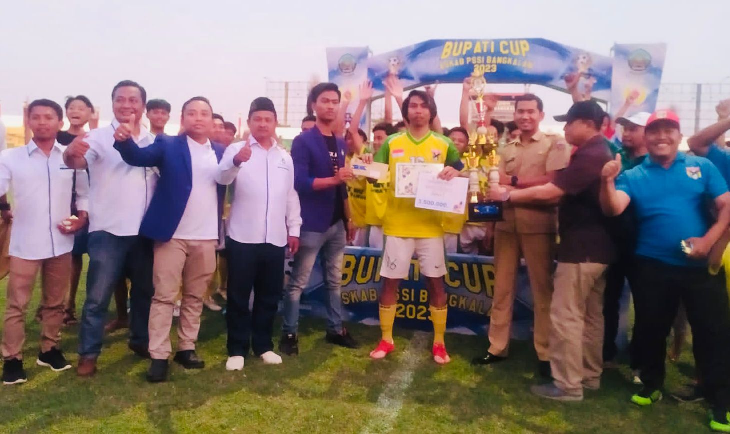 MEMBANGGAKAN: TM Putra 1180 saat menerima piala juara pertama.pada ajang Bupati Cup Kabupaten Bangkalan.