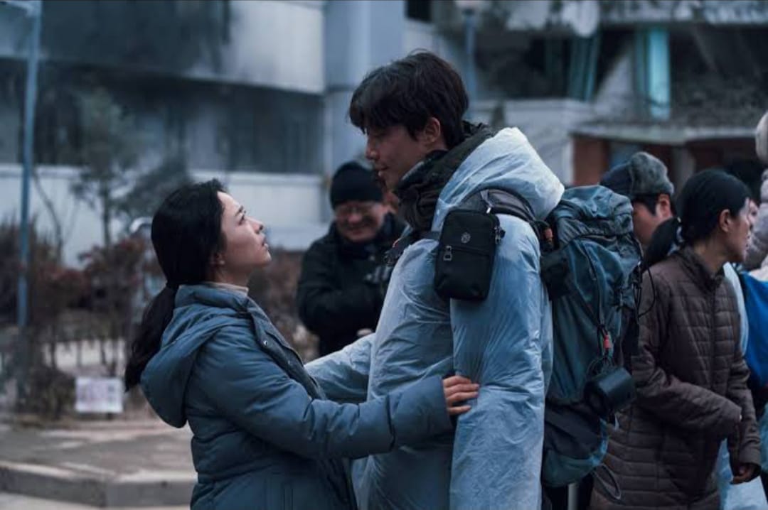 Park Seo Joon dalam film Concrete Utopia ()