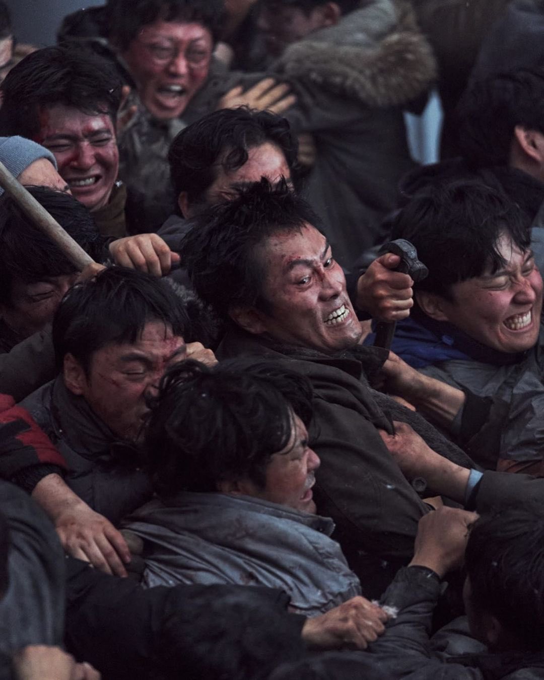 Cuplikan scene dalam film Concrete Utopia (Twitter photo)