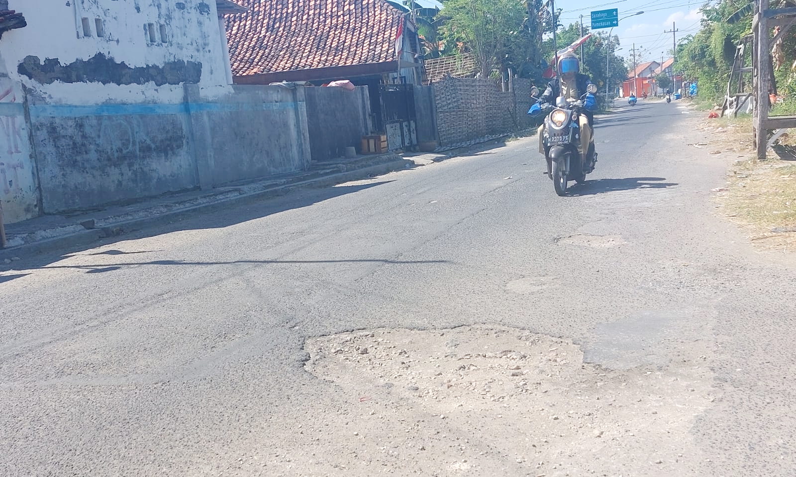 TIDAK RATA: Pengendara melintasi akses jalan berlubang di Jalan Mangkubumi, Kota Sampang, Senin (28/8). (JUNAIDI PONDIYANTO/JPRM)