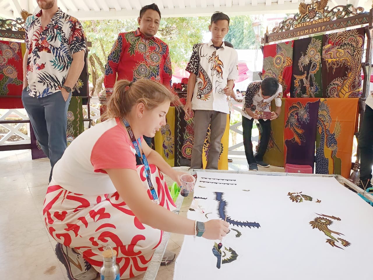 KEPINCUT: Sejumlah wisman mengunjungi perajin batik Sumenep setelah menghadiri bazar keris, ukir, akik, dan bonsai, Sabtu (26/8). (ISTIMEWA)