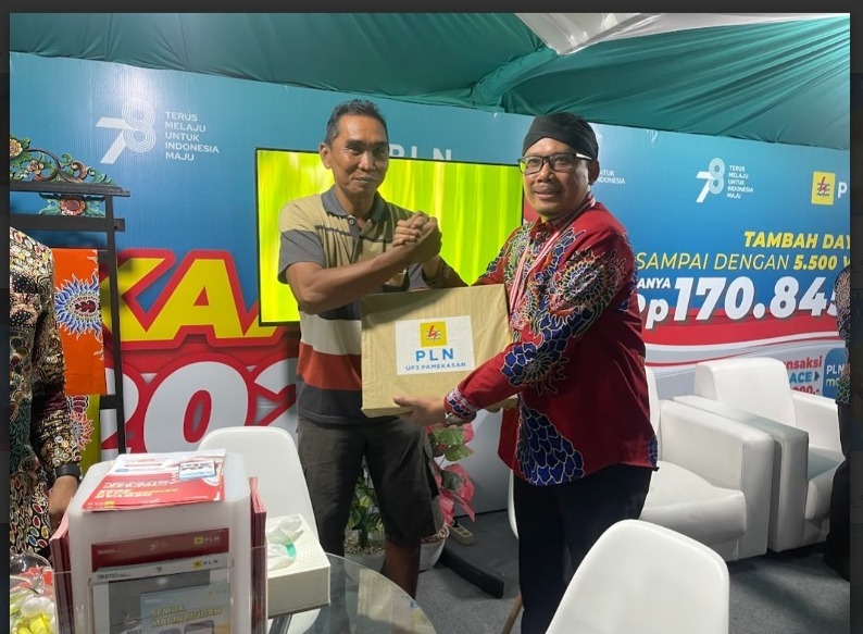 APRESIASI: Salah satu pelanggan yang meminta penambahan daya listrik PLN.