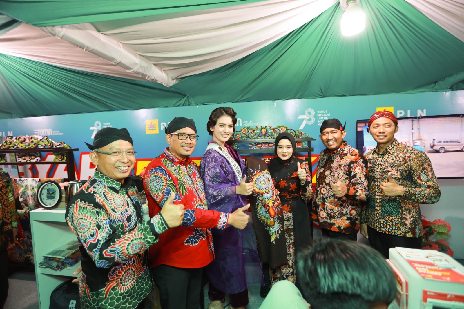 KUNJUNGAN: Bupati Sumenep Achmad Fauzi didampingi ketua TP PKK dan Runner Up IV Puteri Indonesia Jawa Timur 2023 Afida Salsabila Azzahra meninjau stand PLN.