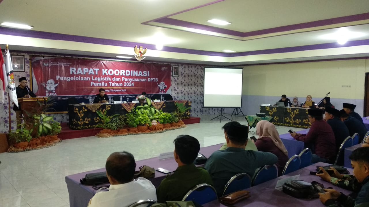 BERWIBAWA: Ketua KPU Sampang Addy Imansyah (atas mimbar) menyampaikan sambutan dalam salah satu acara rapat koordinasi di Hotel Camplong, Rabu (23/8). (ADDY IMANSYAH UNTUK JPRM)