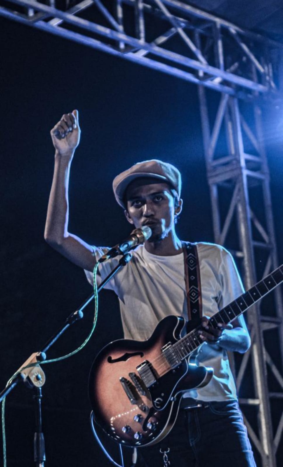 KREATIF: Musisi Deni Aji tampil dalam salah satu acara di Kota Sampang pada Maret 2023. (DENI AJI UNTUK JPRM)