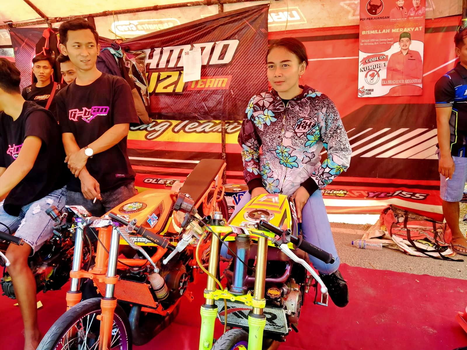 MEMBANGGAKAN: Joki drag bike asal Sidoarjo Santy Mayang Sari duduk di kendaraan balap miliknya saat mengikuti Drag Bike Sumenep Championship di Desa/Kecamatan Batuan, Minggu (27/8). (MOH. IQBAL/JPRM)