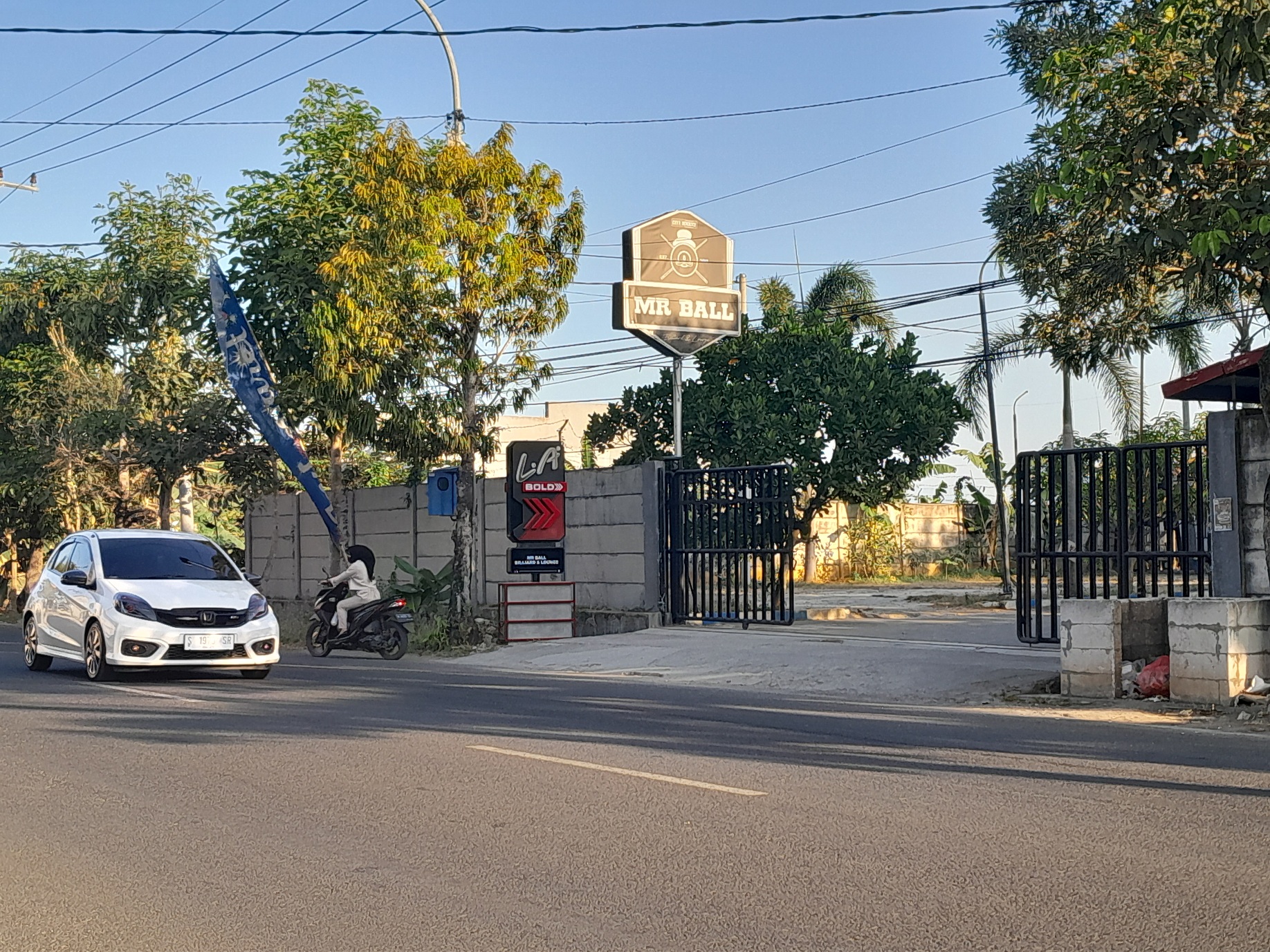 Pengendara melintas di depan gerbang Mr Ball, Jalan Arya Wiraraja, Sumenep, Kamis (31/8).