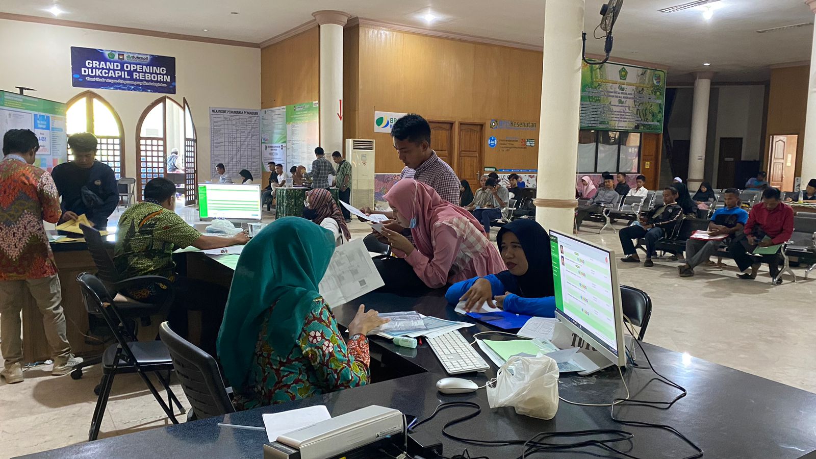 PELAYANAN: Petugas melayani warga di MPP Islamic Center Kamis (31/8). (AYU LATIFAH/JPRM)