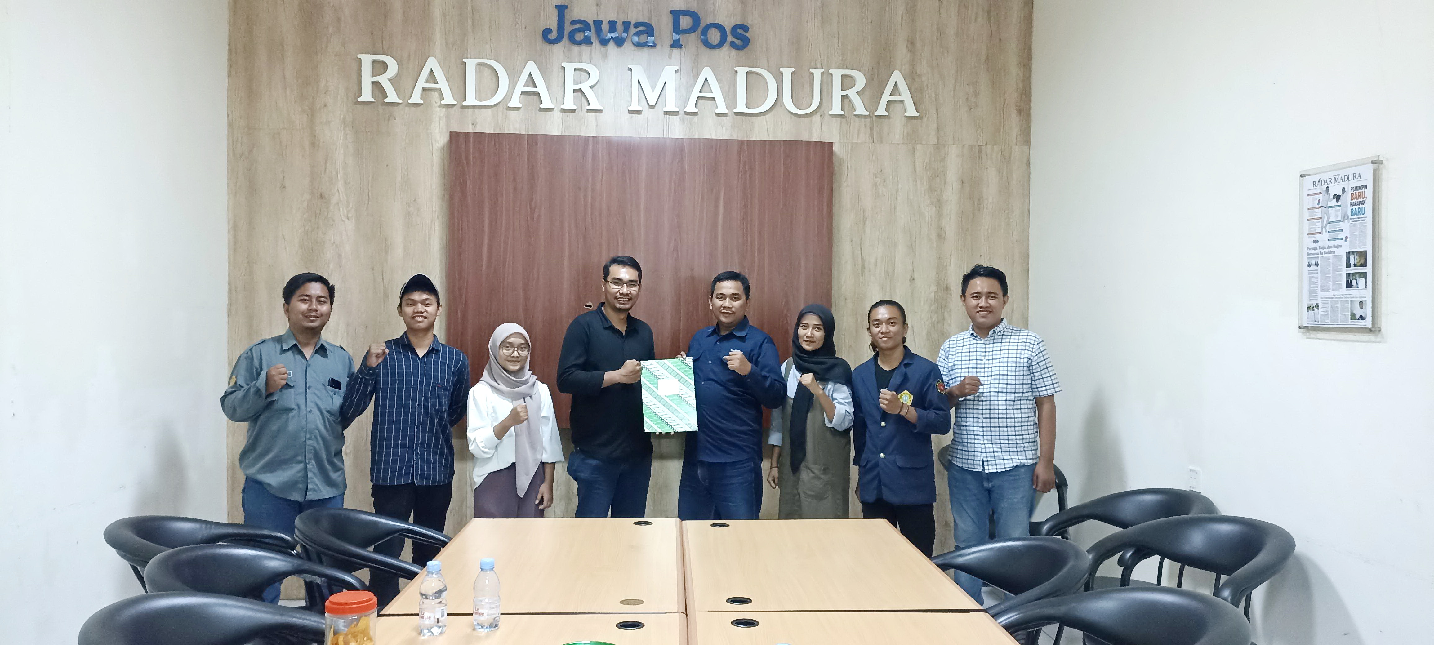 BERSINERGI: Dosen pembimbing Indra Jaya Kusuma Wardhana (empat dari kiri) menyerahkan lima mahasiswa sosiologi FISIB UTM. (ACHMAD ANDRIYAN FEBRIYANTO/JPRM)