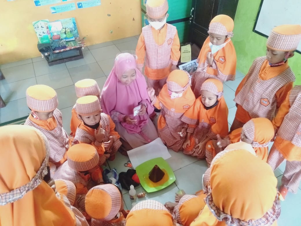 RIANG GEMBIRA: Pembelajaran saintifik di TK Islam Integral Qurrota A&rsquo;yun berlangsung seru dan menyenangkan. (MUTHI&rsquo;AH FITRIYAHWATI UNTUK JPRM)