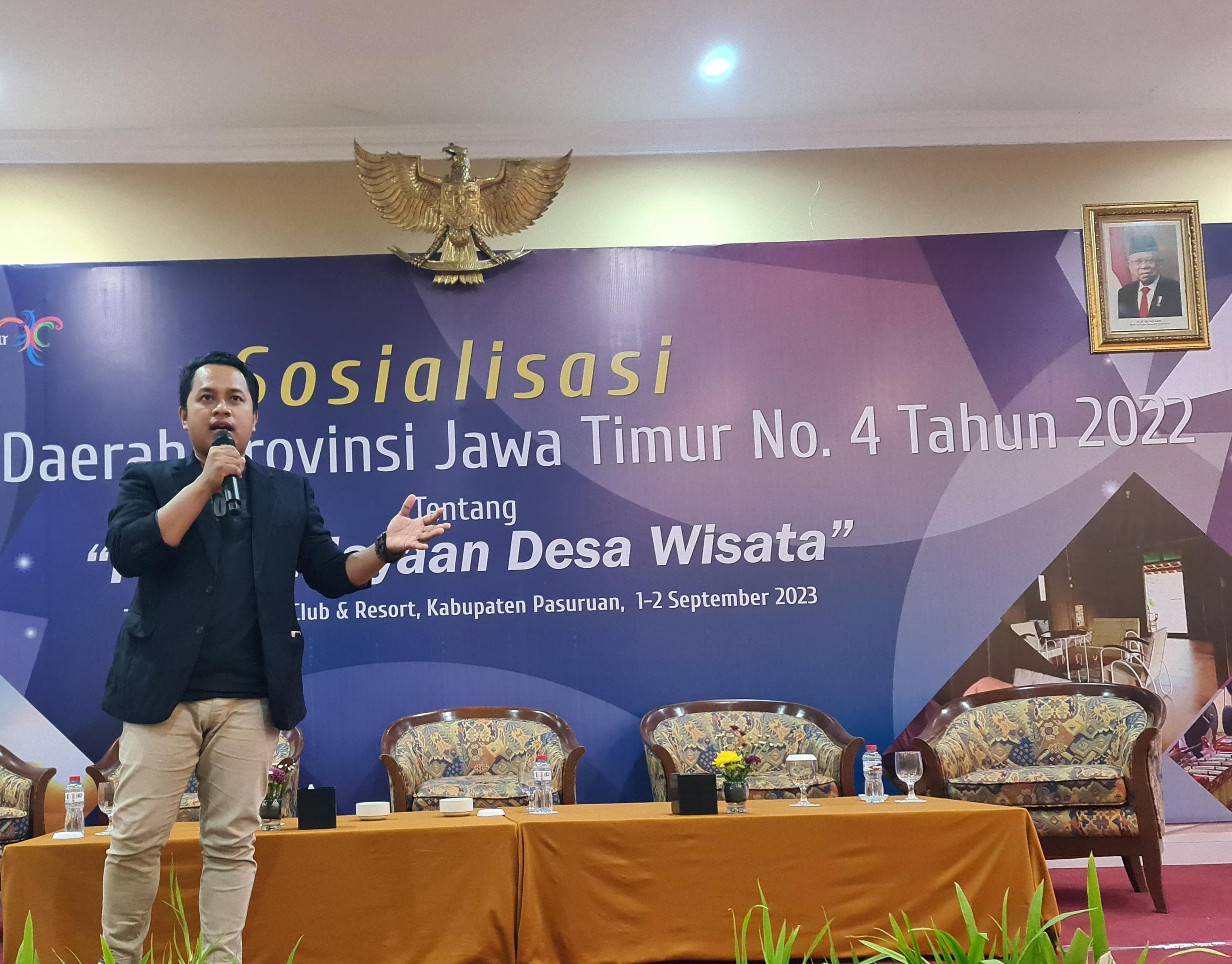 PAPARKAN GAGASAN: Redpel JPRM sekaligus mahasiswa magister PSDA Universitas Trunojoyo Madura Prengki Wirananda saat memaparkan gagasannya. (DISBUDPAR JATIM FOR RadarMadura.id)
