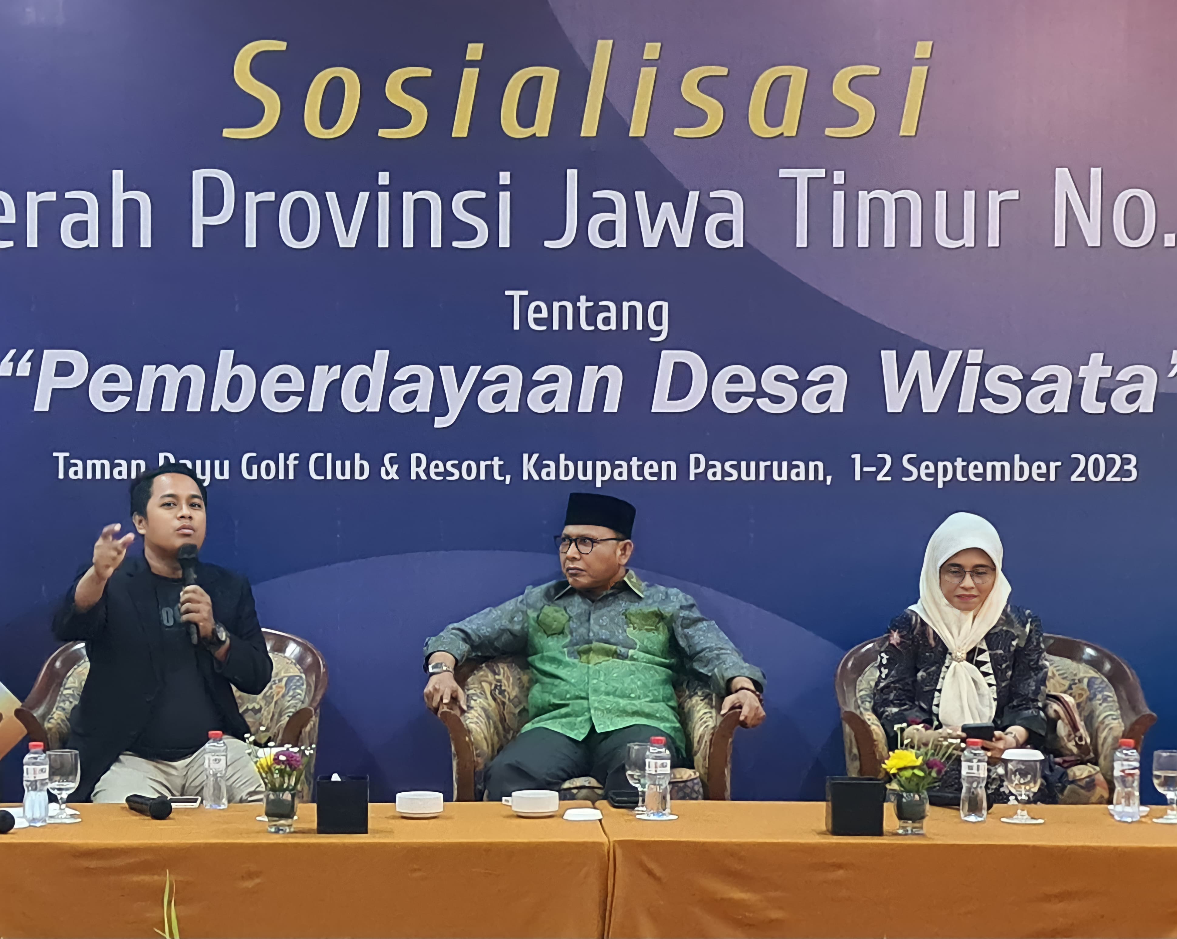 SAATNYA BANGKIT: Dari kiri, Redpel JPRM Prengki Wirananda, Ketua Komisi B DPRD Jatim Aliyadi Mustofa dan Kabid Destinasi Pariwisata Disbudpar Jatim Susiyati saat sosialisasi.