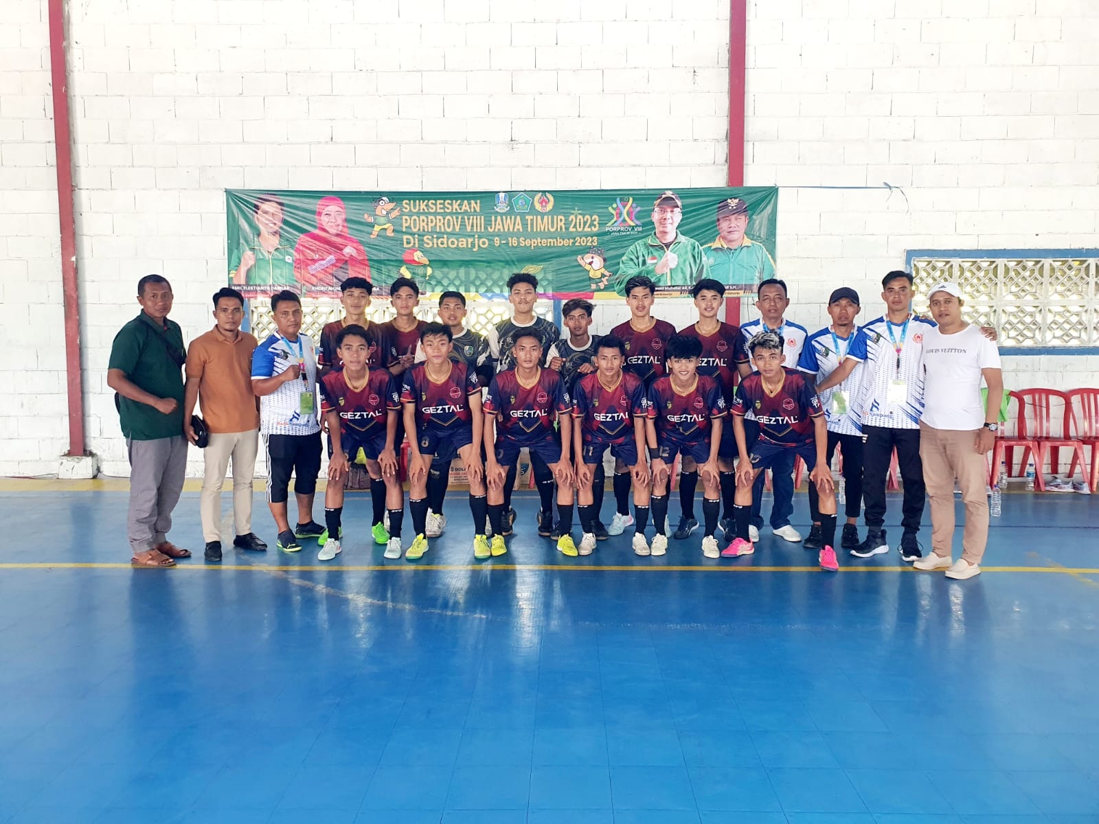 MENYERANG: Pemain berfoto bersama dalam laga perdana Porprov VIII Jawa Timur di Sidoarjo Jumat (1/9). (AFKAB PSSI SAMPANG UNTUK JPRM)