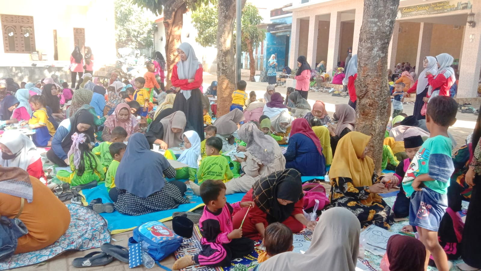 KOMPAK: Orang tua dan anak antusias mengikuti lomba Kolase JPRM di halaman Masjid As-Sulthaniyah Banyuates, Sampang, Jumat (1/9). (SUJAI/JPRM)