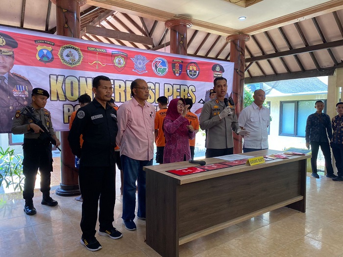KONFERENSI PERS: Kapolres Pamekasan AKBP Satria Permana (dua dari kanan) ditemani KBO Narkoba, Kasatnarkoba, dan Humas Polres pada konferensi pers, Kamis (31/8). (MOH. JUNAIDI/JPRM)