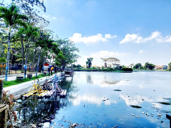 BUTUH PEMELIHARAAN: Pengunjung berada di Taman Rekreasi Kota Bangkalan, Kamis (24/8). (ZEINAL ABIDIN/JPRM)