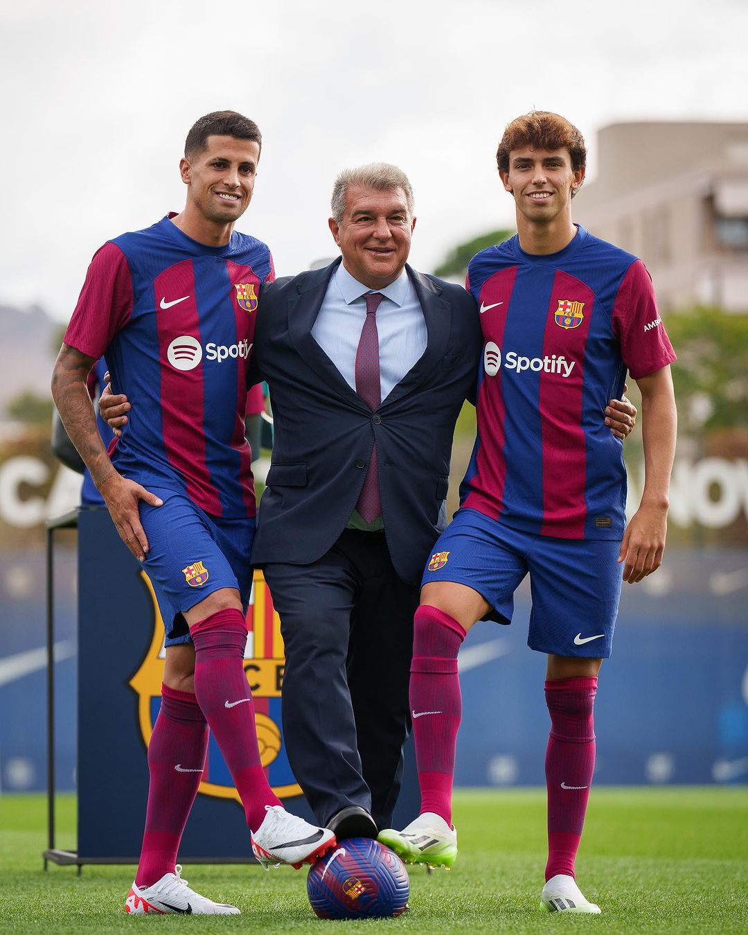 Joao Cancelo dan Joao Felix diperkenalkan Barcelona. (Instagram: @fcbarcelona)