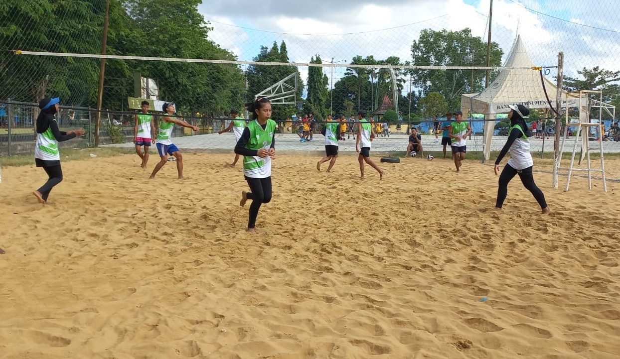 SEMANGAT: Atlet voli pantai Sumenep melakukan latihan bersama di Jalan Panglegur Minggu (3/9). (PBVSI UNTUK JPRM)