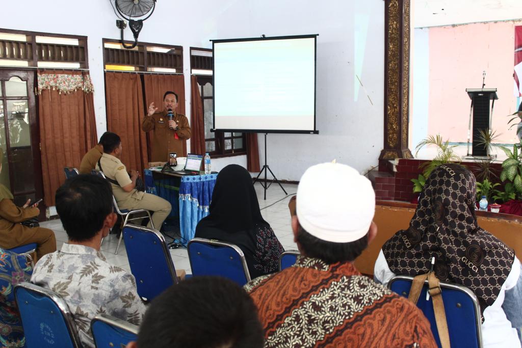 VISIONER: Kepala DKPP Sumenep Arif Firmanto (pegang mik) memberikan sosialisasi pupuk subsidi di gedung PDK, Selasa (29/8). (DKPP UNTUK JPRM)