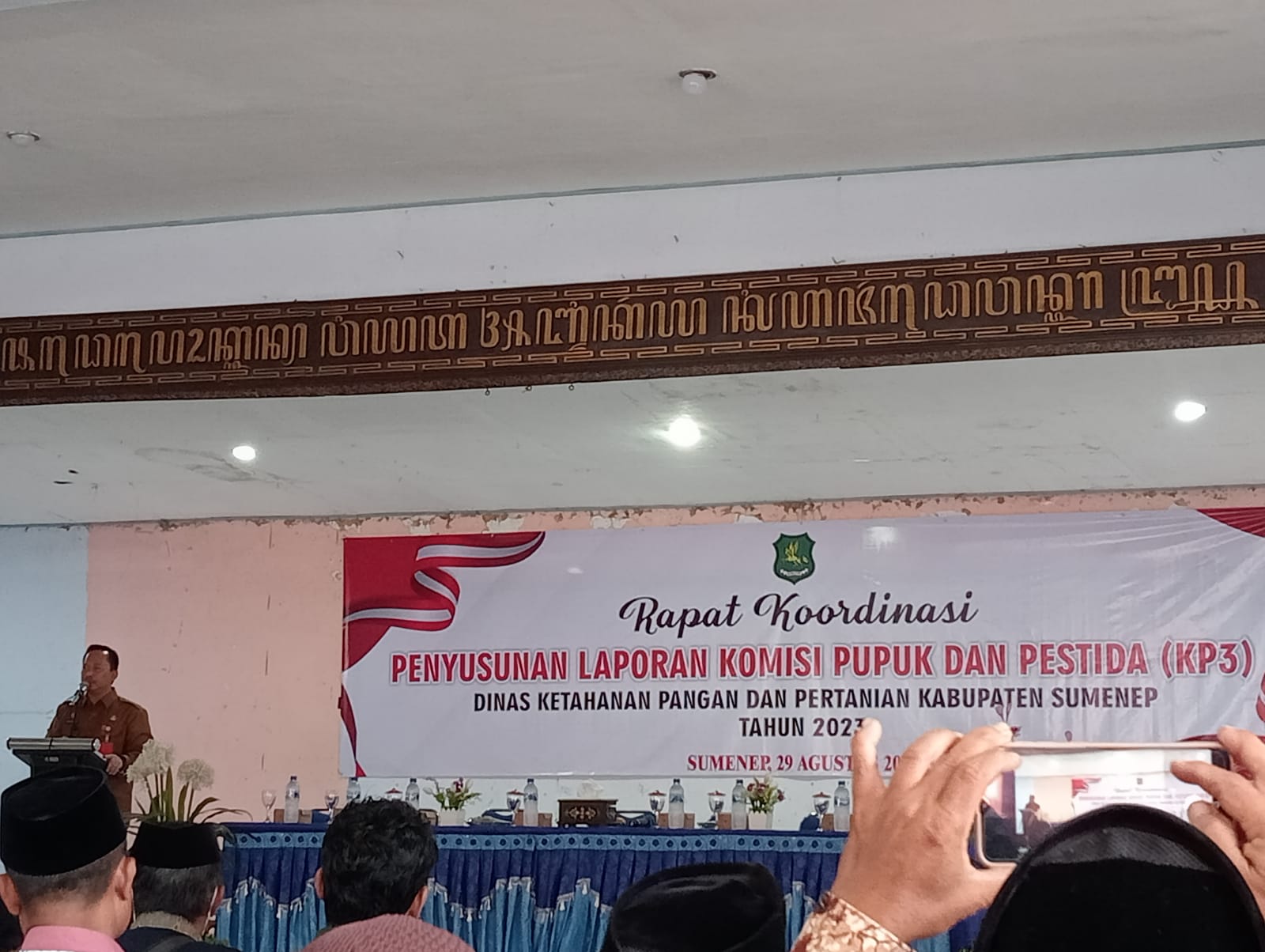 f &ndash; adv dkpp (iqb) 2 BERWIBAWA: Kepala DKPP Sumenep Arif Firmanto (pegang mik) memberikan sambutan saat kegiatan koordinasi pupuk subsidi berlangsung di gedung PDK, Selasa (29/8). (DKPP UNTUK JPRM)