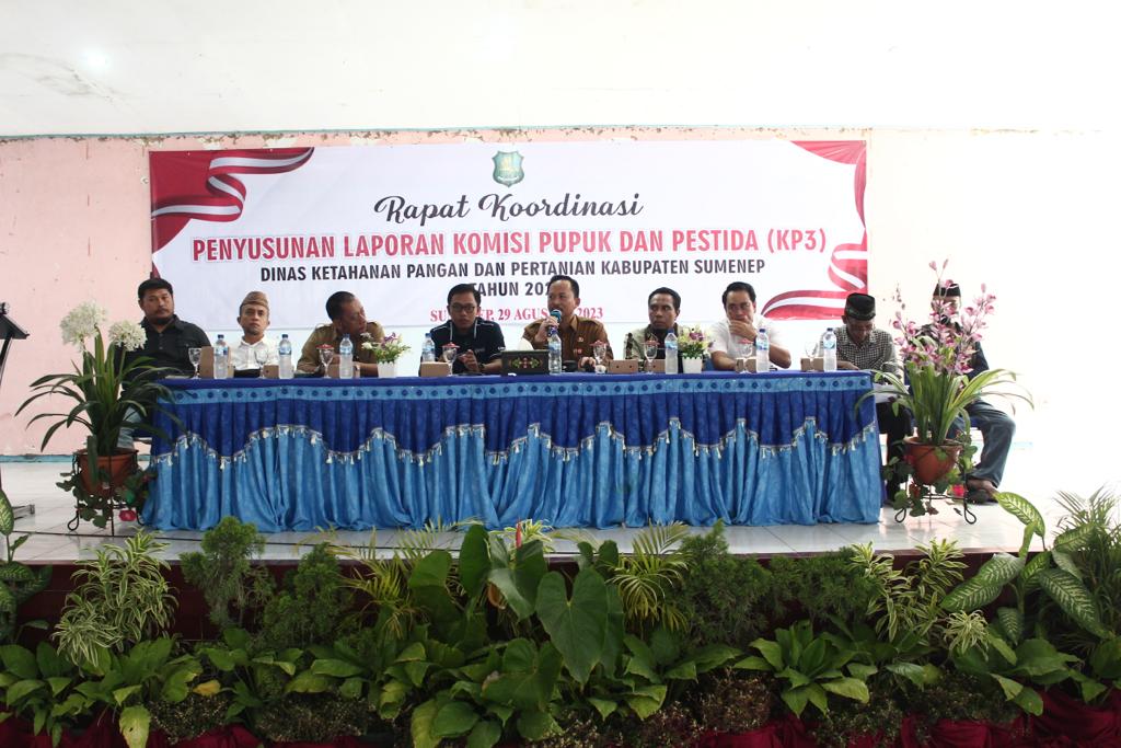 f &ndash; adv dkpp (iqb) 3 BERSINERGI: Kepala DKPP Sumenep Arif Firmanto (pegang mik) bersama Kepala Diskop UKM Perindag Chainur Rasyid, Ketua ADPI Sumenep Mu&rsquo;izzi Jauhari, dan jajaran lainnya menghadiri ra