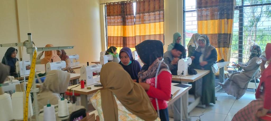 PRODUKTIF: Peserta pelatihan membuat pesak di Kecamatan Palengaan beberapa waktu lalu. (DISKOP UKM NAKER PAMEKASAN UNTUK JPRM)