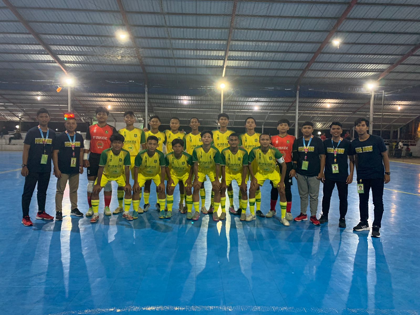 KOMPAK: atlet Futsal Sumenep foto bersama usai pertandingan perdana melawan tim Mojokerto di Porprov VIII Jatim di Lapangan Fatkhi Futsal Center Sidoarjo, Jumat (1/9). (EKO SULISTIYO UNTUK JPRM)