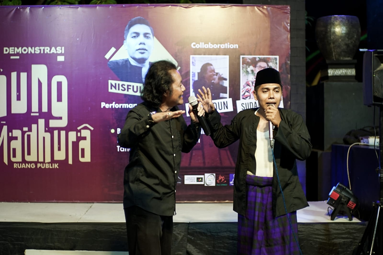 MENGHAYATI: Nisful Qomar (pakai peci) memeragakan k&egrave;jhung dengan M. Sadun dalam acara Demonstrasi K&egrave;jhung Madhur&acirc;, Minggu (27/8). (NISFUL QOMAR UNTUK JPRM)