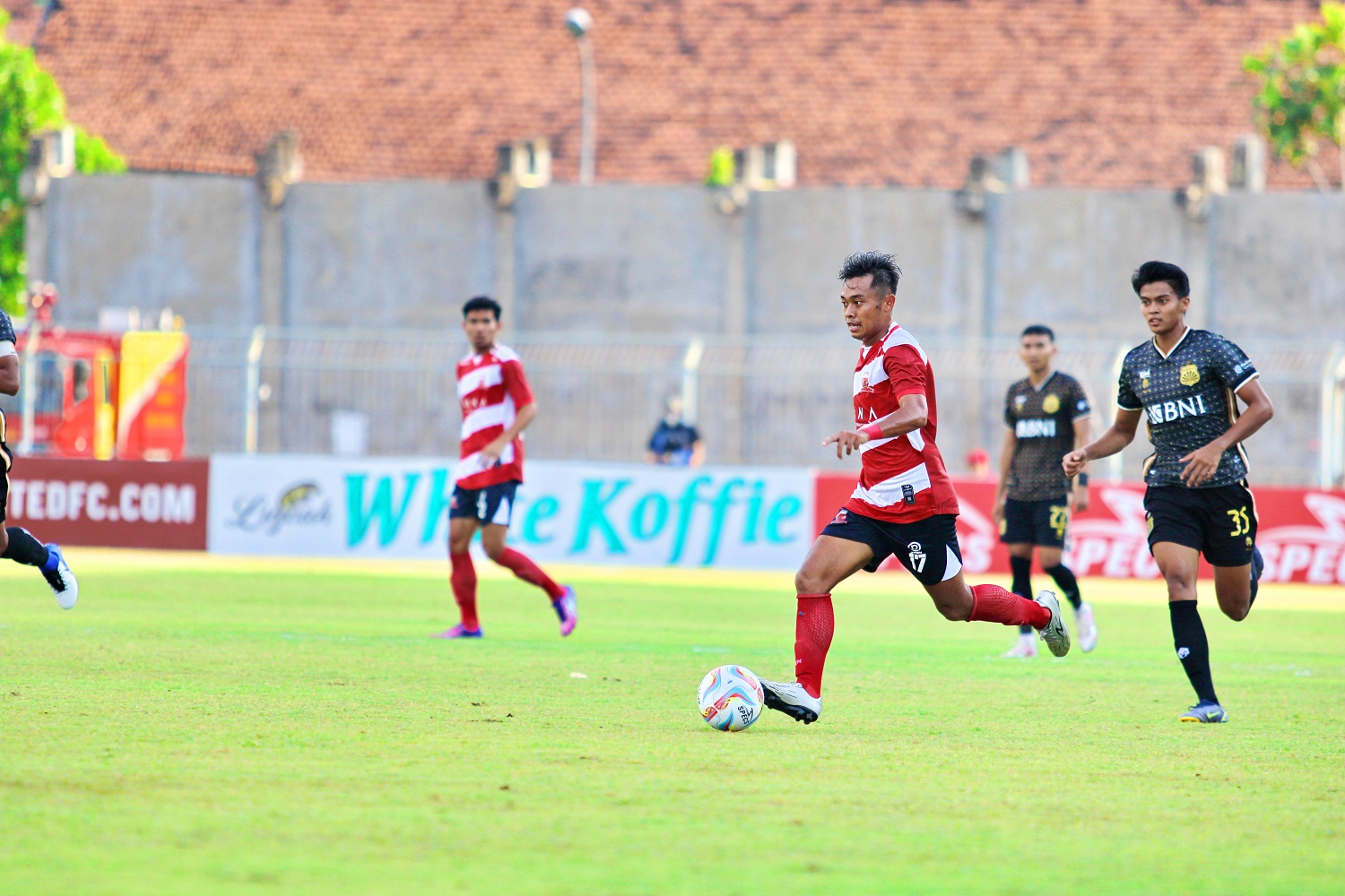 PILIH PERGI: Pemain Madura United Moch. Kevy Syahertian membawa bola ke barisan pertahanan Bhayangkara FC saat bertanding di Stadion Gelora Bangkalan, Jumat (25/8). (VIVIN AGUSTIN HARTONO/JPRM)