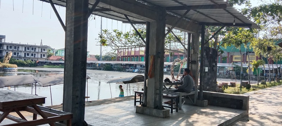 AIR DANAU MENYUSUT: Pengunjung berada di Taman Rekreasi Kota, Kamis (24/8). (VIVIN AGUSTIN HARTONO/JPRM)