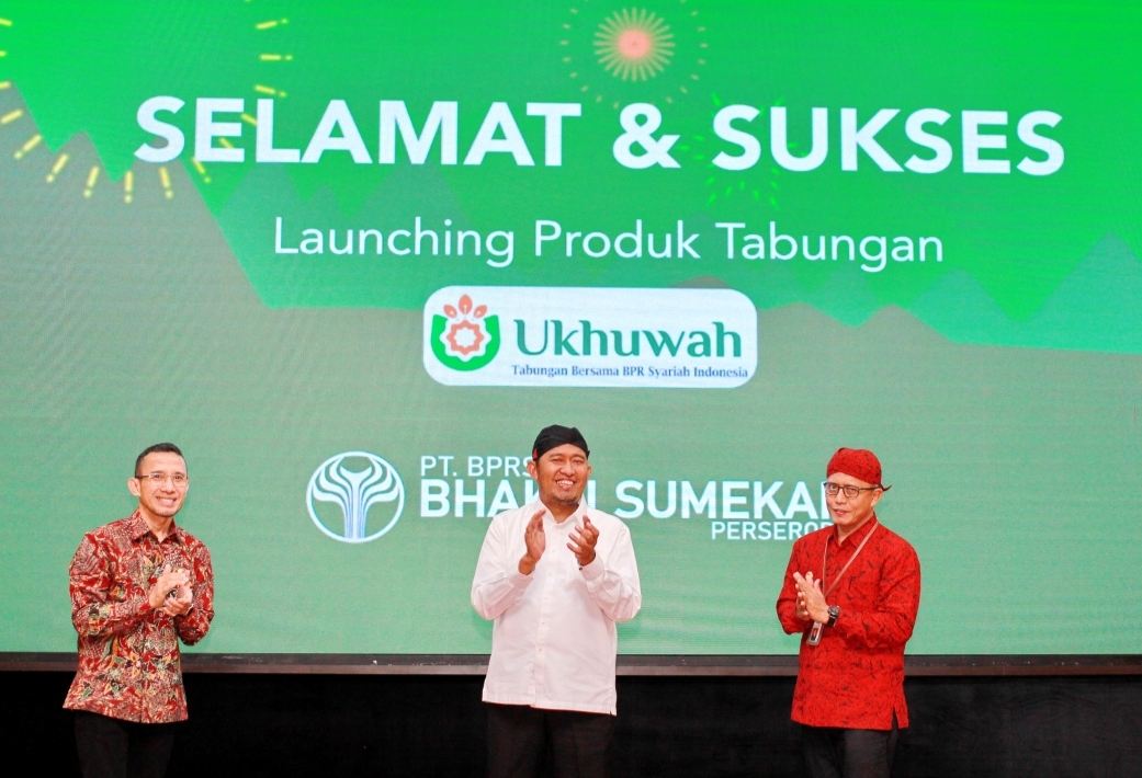 SUKSES: Dari kiri, Direktur Pengawasan LJK 2 dan Manajemen Strategis OJK Regional 4 Jawa Timur Dedy Patria, Bupati Sumenep Achmad Fauzi Wongsojudo, dan Dirut BPRS Bhakti Sumekar Hairil Fajar.