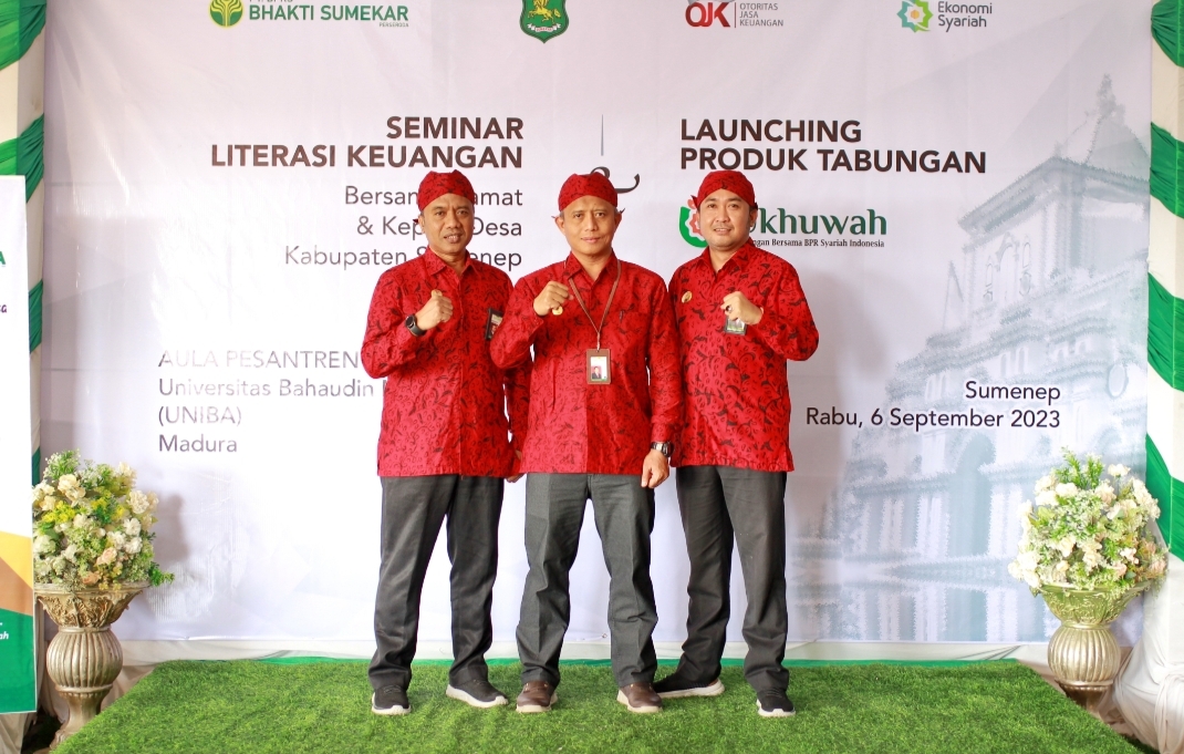 KOMPAK: Dirut BPRS Bhakti Sumekar Hairil Fajar diapit Direktur Bisnis Cahya Wiratama (kiri) dan Direktur Kepatuhan MS Hadi Pradipta berfoto bersama dalam seminar dan peluncuran tabungan Ukhuwah.